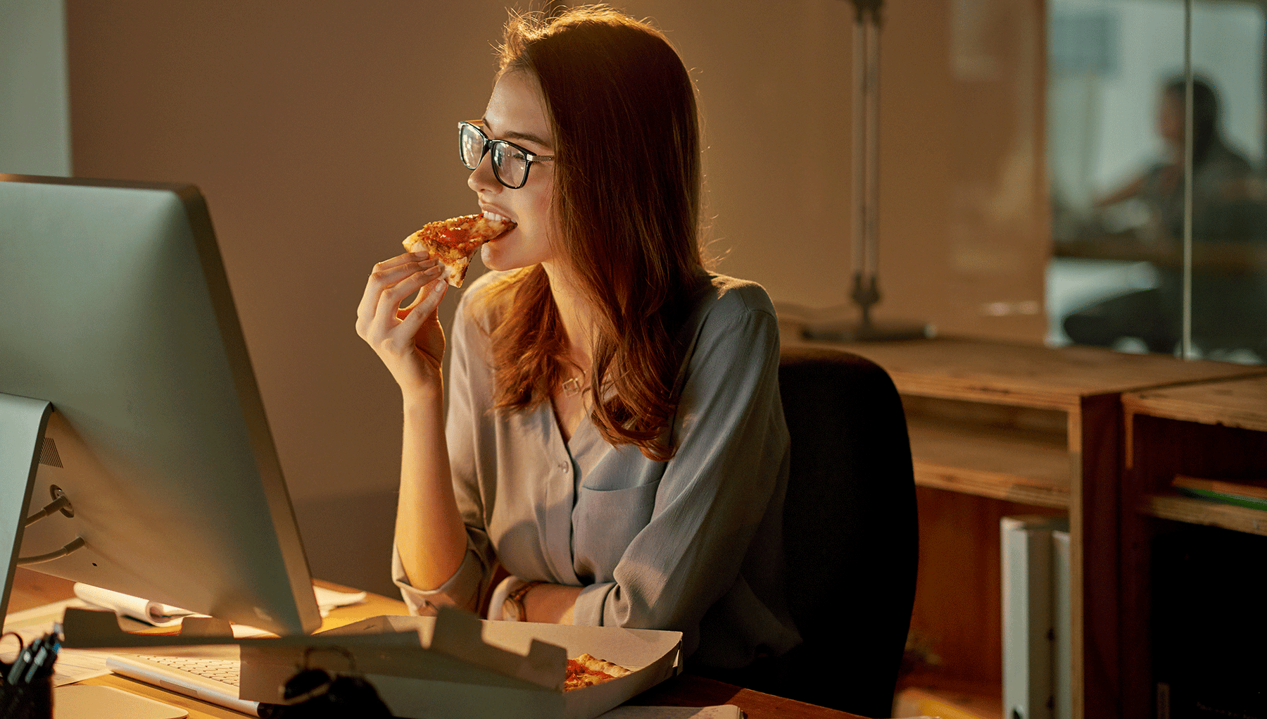 Acostumbras a comer en tu escritorio, aquí los pros y contras